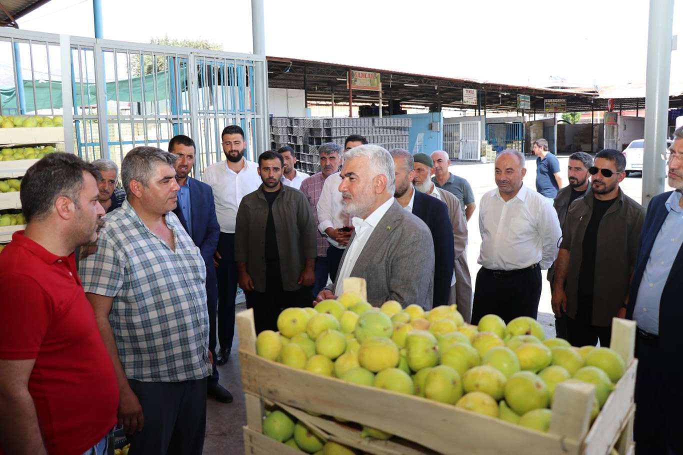 HÜDA PAR Genel Başkanı Yapıcıoğlu, Aydın'da incir üreticisi ve hal esnafıyla bir araya geldi HÜDA PAR Genel Başkanı Yapıcıoğlu, Aydın'da incir üreticisi ve hal esnafıyla bir araya geldi